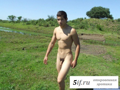 Голый парень на природе (10 фото)