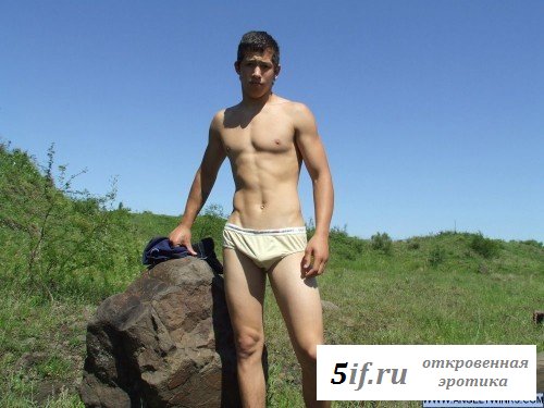 Голый парень на природе (10 фото)