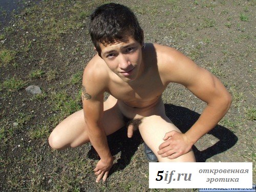 Голый парень на природе (10 фото)