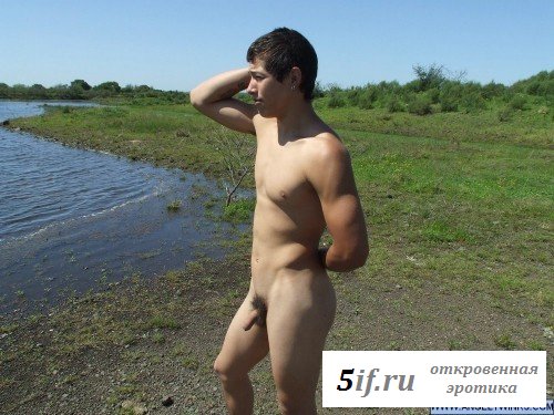 Голый парень на природе (10 фото)