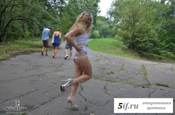 Начинающая натуралистка в парке Начинающая натуралистка в парке