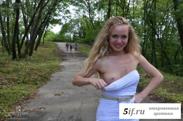 Начинающая натуралистка в парке Начинающая натуралистка в парке