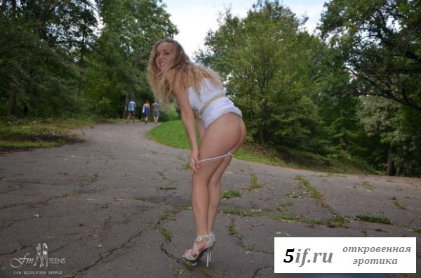 Начинающая натуралистка в парке Начинающая натуралистка в парке