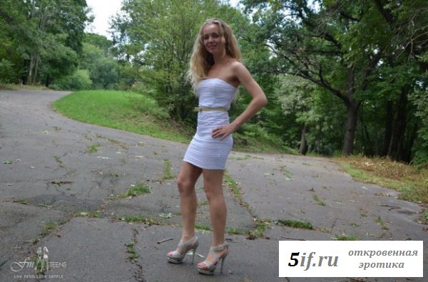 Начинающая натуралистка в парке Начинающая натуралистка в парке