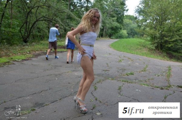 Начинающая натуралистка в парке Начинающая натуралистка в парке