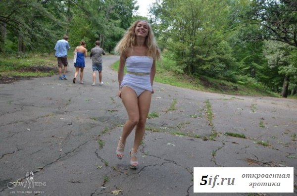 Начинающая натуралистка в парке Начинающая натуралистка в парке