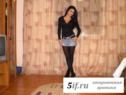 Брюнетка показывает свои частные фотографии