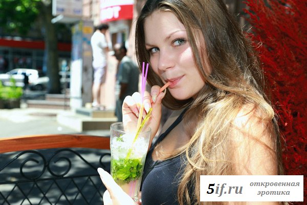 Брюнетка в сексуальном красном белье