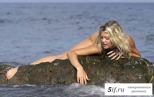 Эротика деваха раздвигающей ножки в воде (23 фото)