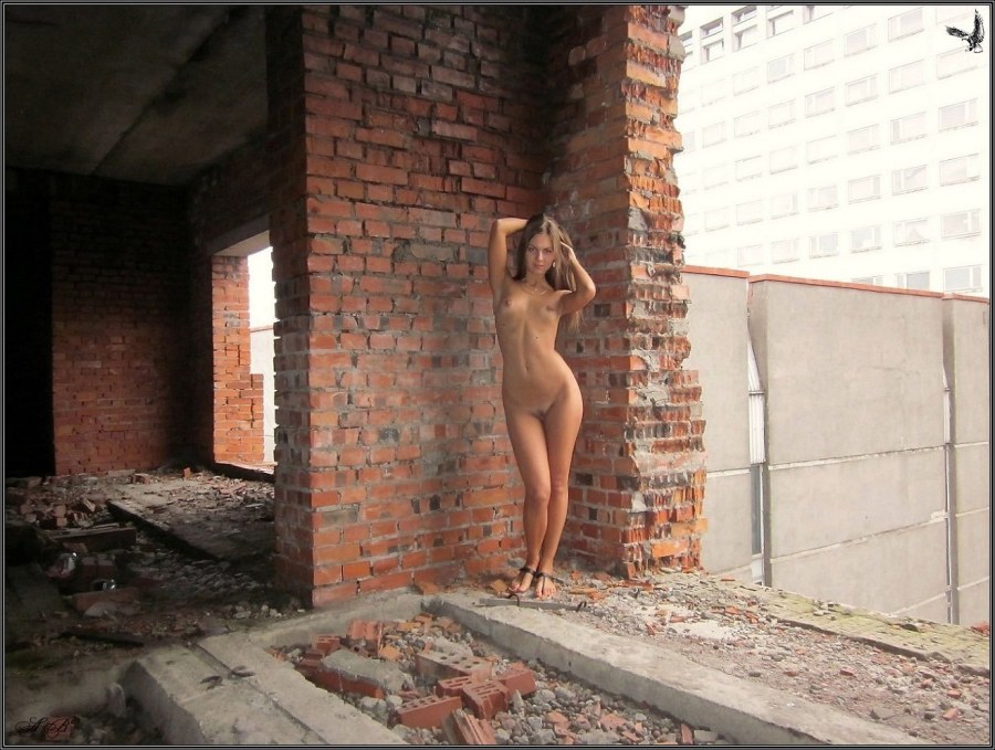 Фотосъемка ню на стройке
