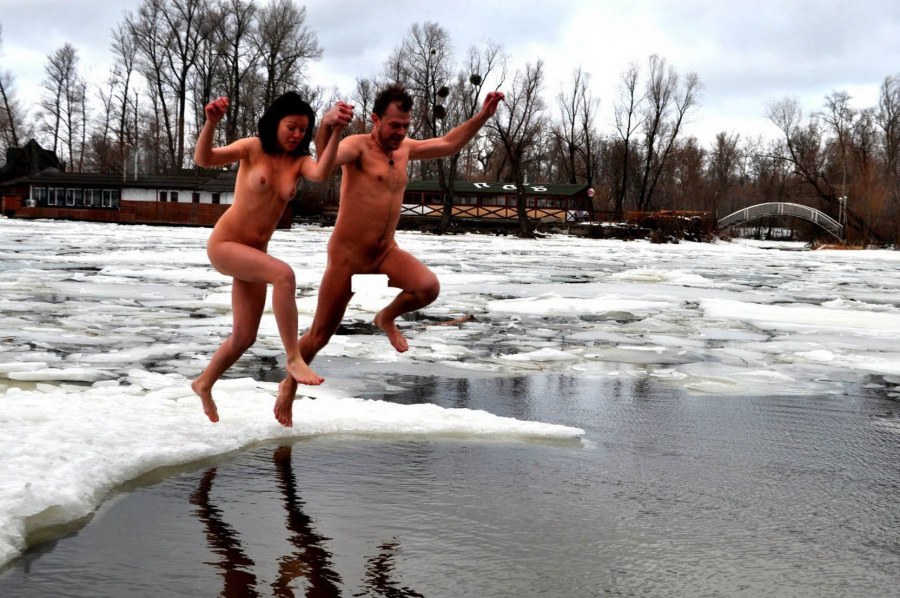 Голые купаются в проруби