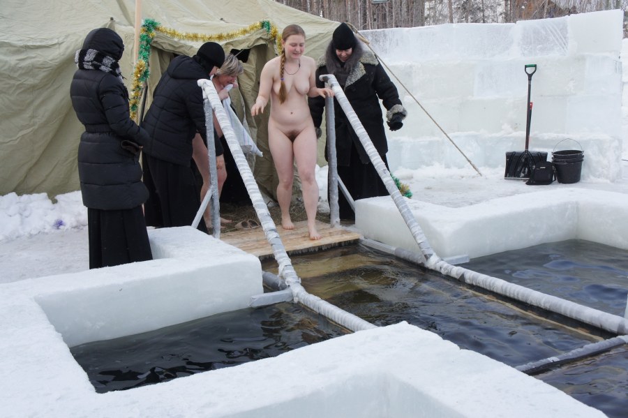 Голые девки купаются в снегу